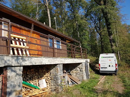 Ošetření krovu a zateplení střešní konstrukce včetně osazení ventilačních hlavic na rekreační chatě v Brně